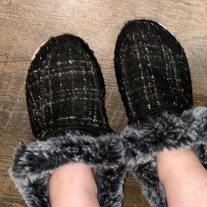 WW Black Fuzzy shoes / Slippers - women’s 7.5/8